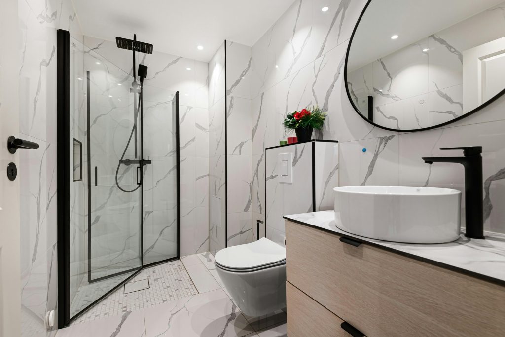 Douche italienne salle de bain moderne