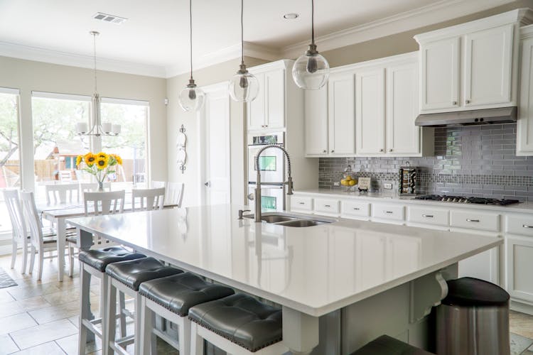 IKEA vs cuisiniste 2026 : comparatif complet pour bien choisir