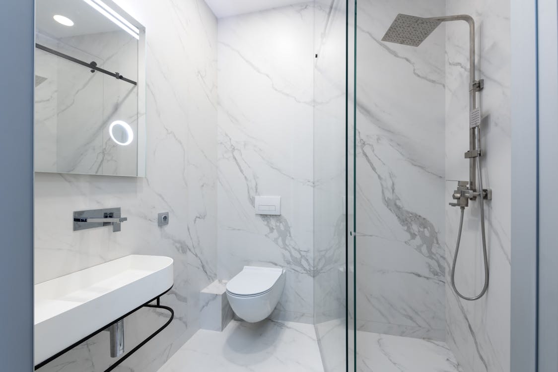 Salle de bain avec carrelage moderne et vasque a poser